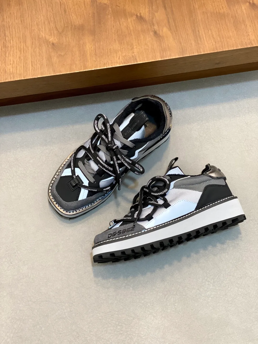 Men's men's shoes💰800 Dolce&Gabbana/Dolce & Gabbana men's new casual sports shoes This sneaker is made of multiple materials. The nylon fabric upper is integrated with glossy leather, suede leather and rubber elements, and is decorated with reflective details. It has a silk-screen logo and a dual design of thick round and flat laces. It has a square toe, rubber foam midsole and gear pattern rubber composite sole decorated with the iconic "DG" logo. The shoe body is decorated with three-dimensional labels with the brand logo in many places. The style is fashionable and elegant, and the unique design is presented in a dazzling and modern new language. The fabric towel lining is paired with logo cowhide feet for a stylish and stylish look! Comes with a full set of packaging! Size: 39-40-41-42-43-44 leather shoe size (38/45 can be customized but does not support returns)